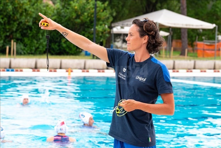 Il CT della Nazionale Aleksandra Cotti durante l'amichevole di giornata.