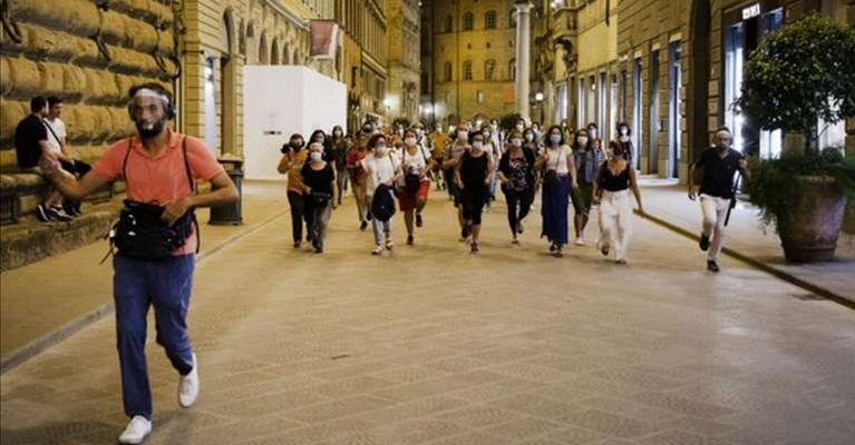 lo spettacolo itinerante sulle orme di Dante
