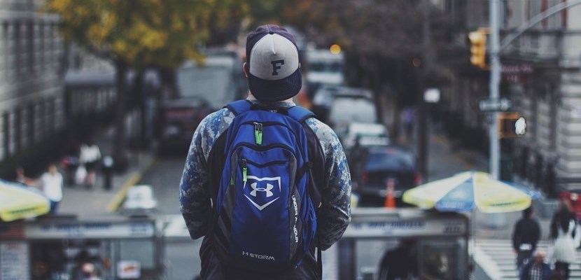 uno zaino pieno di merce