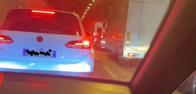 Veicoli in coda in galleria tra Barberino e Calenzano