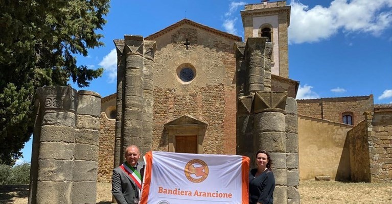 il sindaco con la bandiera arancione