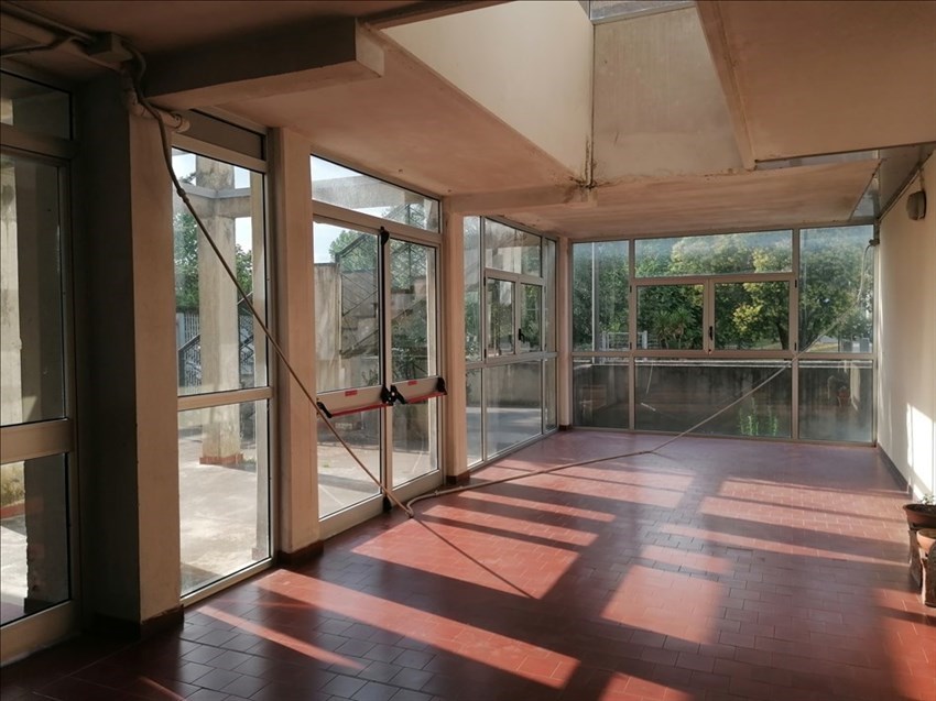 Le case Erp di via Pistoiese, l'impianto elettrico volante che ""chiude"" la porta.