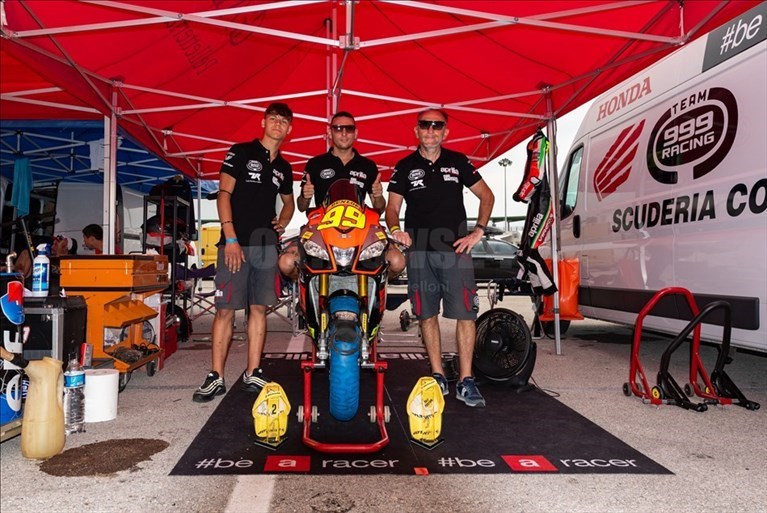 Lorenzo Mugnai (99) con il padre Andrea Mugnai e Leonardo Giallini.