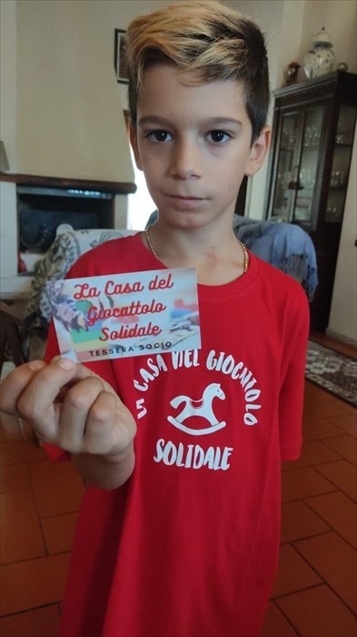 Jacopo con la tessera della Casa del Giocattolo solidale di Varese