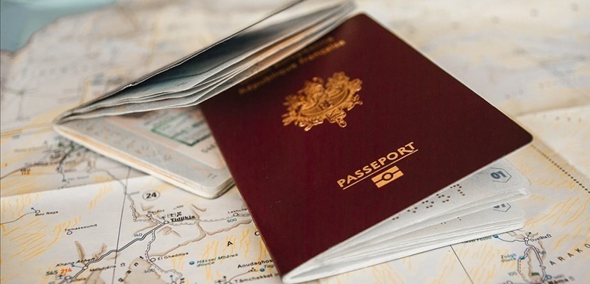 col passaporto falso in Questura