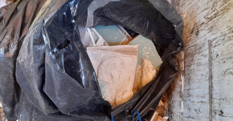 scarti edili accanto al cassonetto