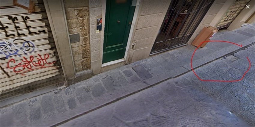 la pratica di tappare i tombini visibile anche da street view