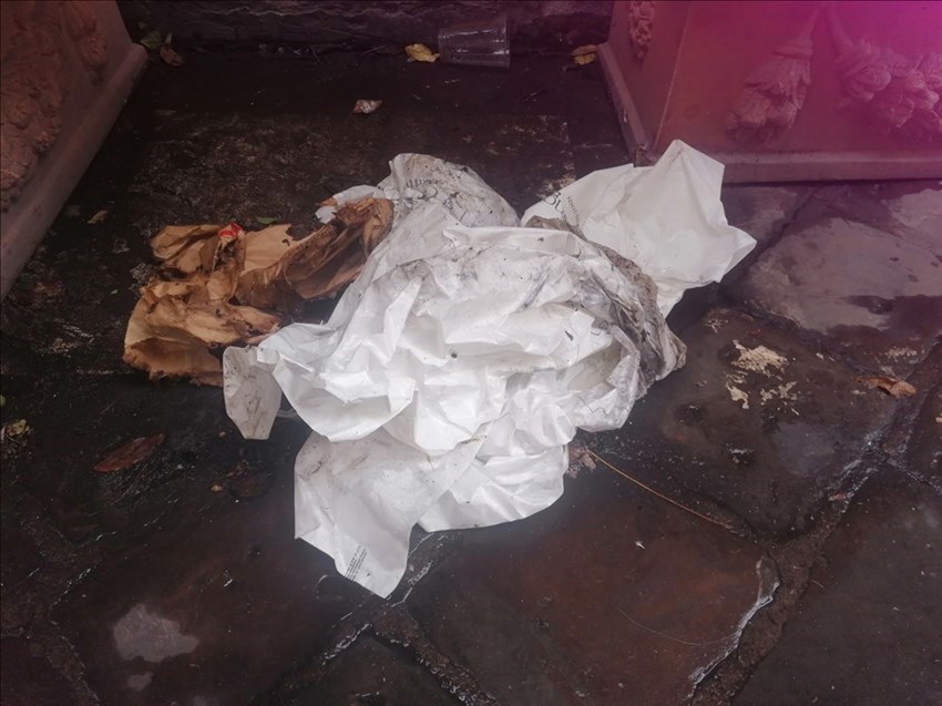 parte della plastica che era stata messa ""ad arte"" nella caditoia ostruita