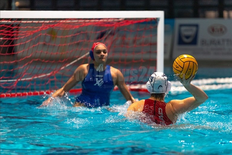 La giocatrice della Rari Nantes Florentia si appresta al tiro nel tentativo di battere il portiere della Vela Nuoto Ancona Aurora Andreoni (1).