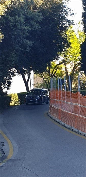 viale Poggi in contromano