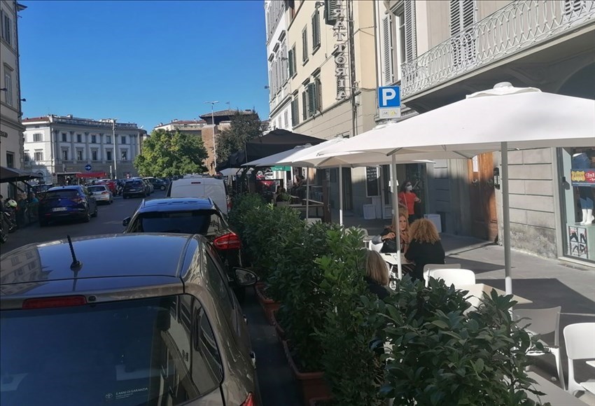 l'invasione di sedie e tavolini