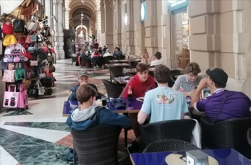 l'invasione di sedie e tavolini