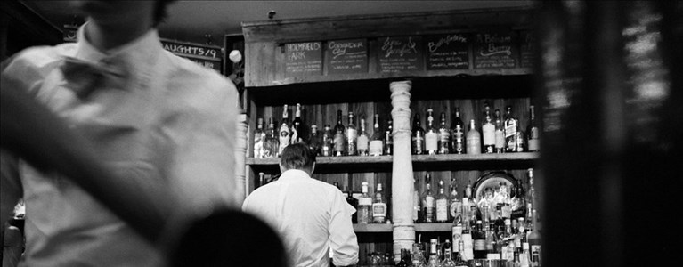 da in escandescenze nel bar