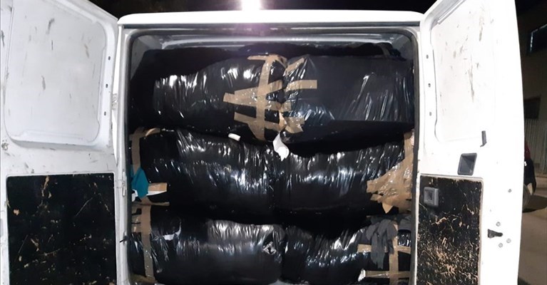 il furgone carico di rifiuti