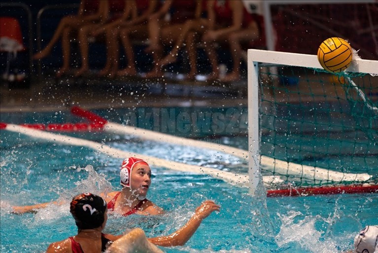 Il tiro della SIS Roma colpisce la traversa.