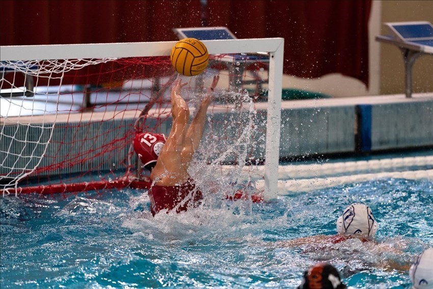 Il portiere della Rari Nantes Florentia Caterina Banchelli (13), protagonista di splendide parate e di insuperabili gesti atletici.