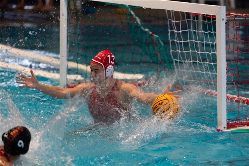 Il portiere della Rari Nantes Florentia Caterina Banchelli (13), protagonista di splendide parate e di insuperabili gesti atletici.