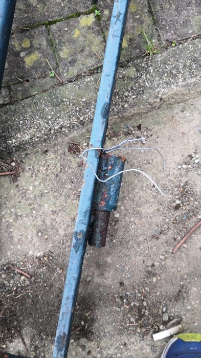 il cancello caduto in via Taddeo Alderotti