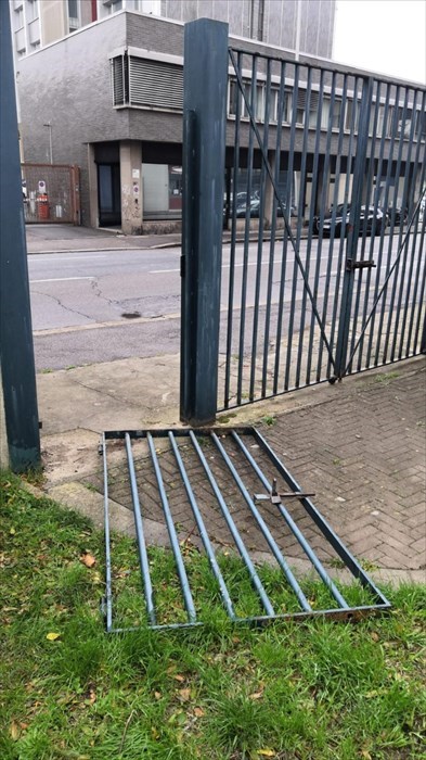 il cancello caduto in via Taddeo Alderotti