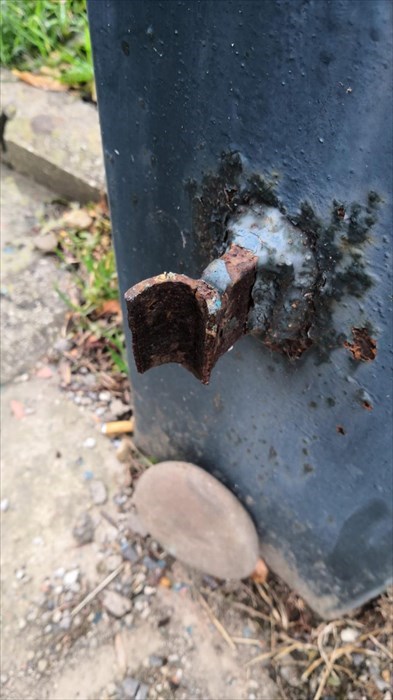 il cancello caduto in via Taddeo Alderotti