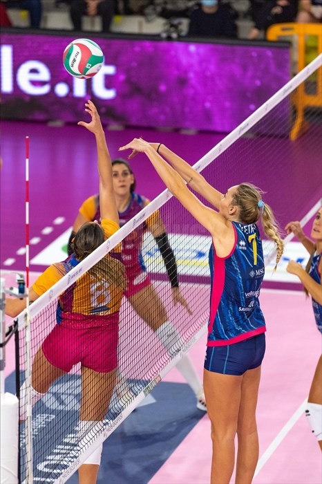 La palleggiatrice della Vero Volley Monza Alessia Orro (8) e la schiacciatrice della Savino del Bene Scandicci Elena Pietrini (7).