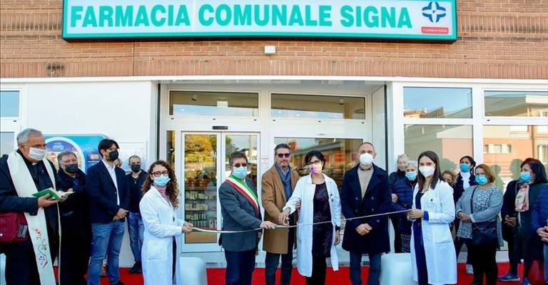 il taglio del nastro della nuova farmacia