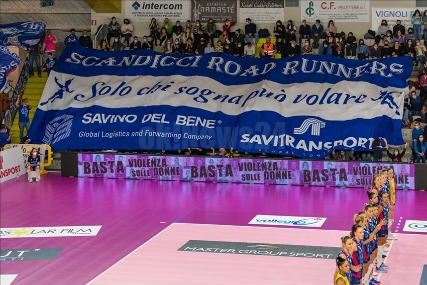 La coreografia dei tifosi della Savino Del Bene Scandicci.