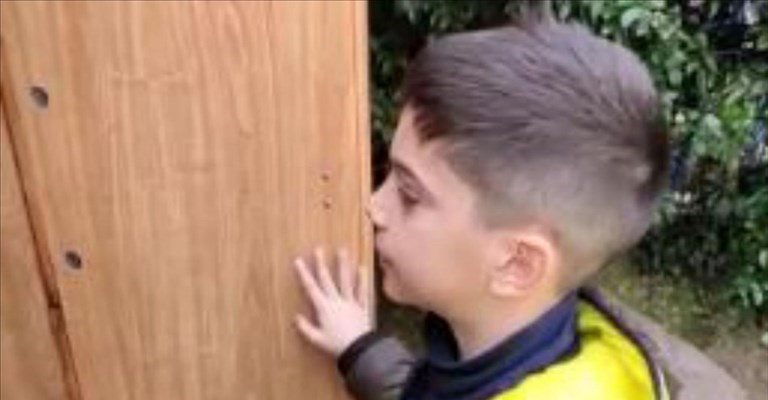 Jacopo davanti all'armadio rotto