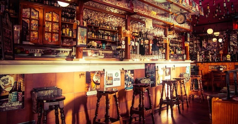 Evade dai domicilari per aggredire nelpub