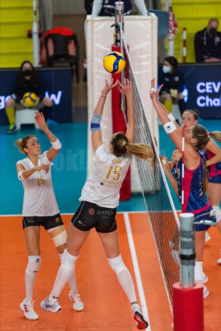 La palleggiatrice della Racing Club de Cannes Bernarda Brcic (15) e l’opposto della Savino Del Bene Scandicci Indre Sorokaite (19).