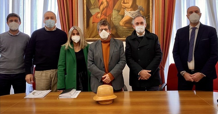 Al lavoro per il riconoscimento del cappello di paglia