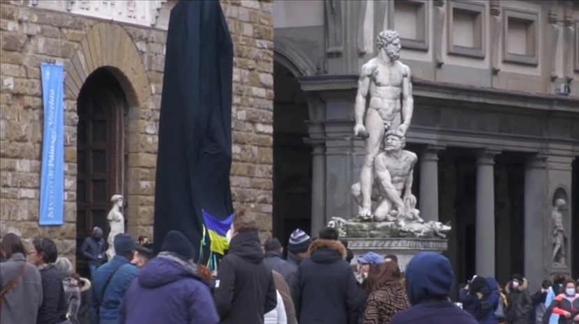 Il David listato a lutto coperto da un drappo nero