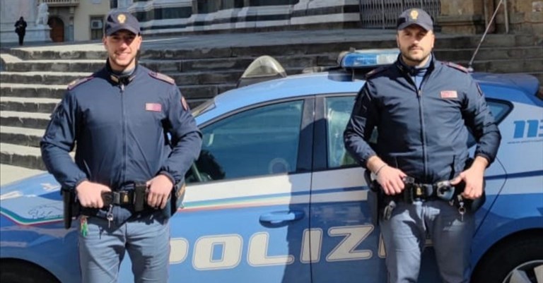 i Poliziotti corsi in soccorso all'anziana