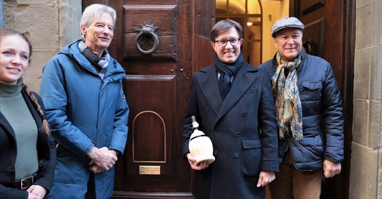 Il sindaco Dario Nardella col fisco in mano davanti alla buchetta del vino restaurata.
