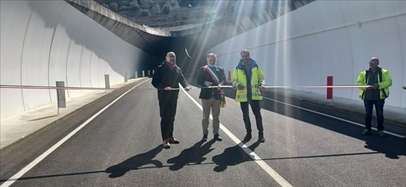 il taglio del nastro della nuova strada