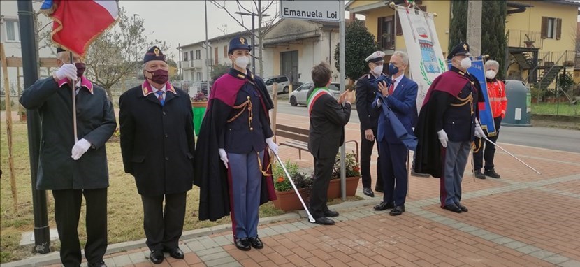 Il momento dello scoprimento della targa