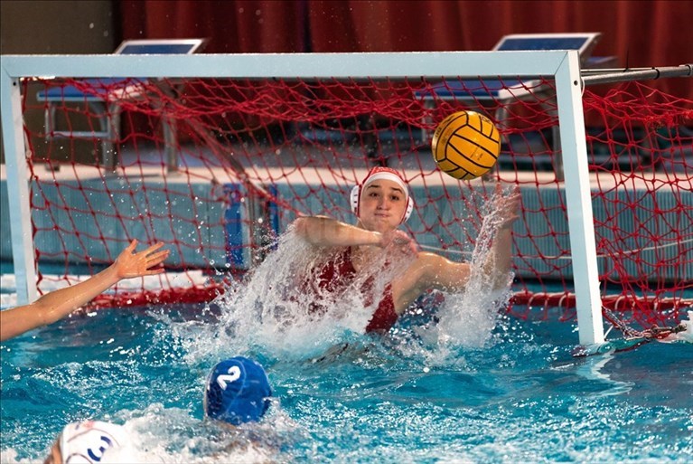 Il portiere della Rari Nantes Florentia Caterina Banchelli (1), protagonista di splendide parate e di insuperabili gesti atletici.