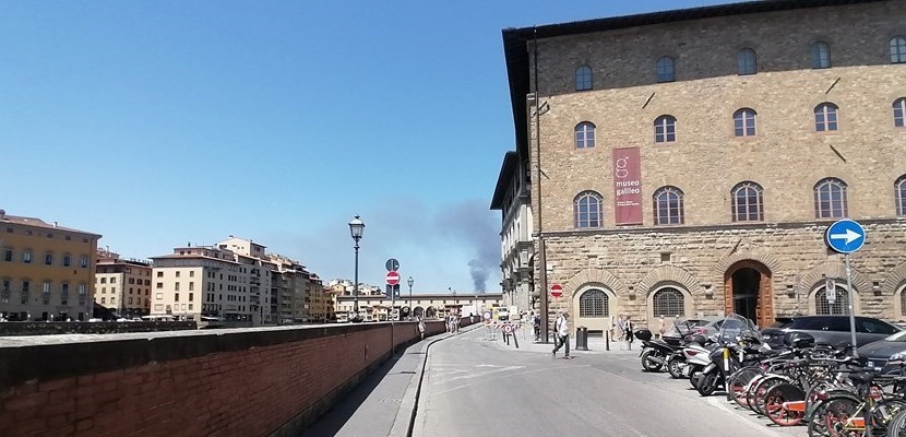 Fumo alto e nero visibile da tutta la città