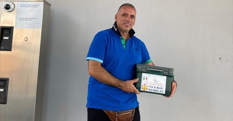 l'angelo della vita"" con il prezioso carico in consegna all'ospedale di Trieste