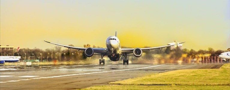 aereo in fase di decollo