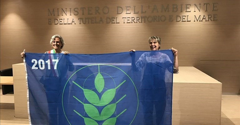 La Sindaca Ravoni e l'Assessora Iaconi con l'ambito riconoscimento.