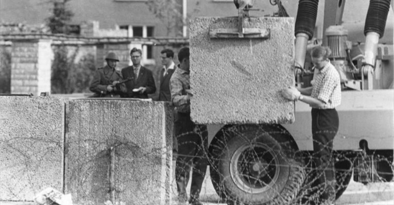 1961, A Berlino inizia la costruzione del muro