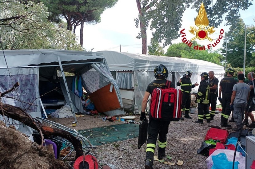 I Vigili del fuoco in azione in un campeggio