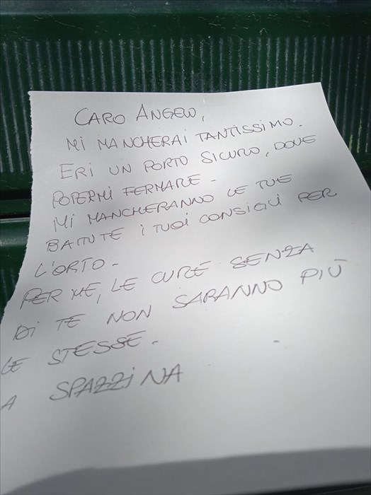 I messaggi per Angelo sul bandone del suo negozio