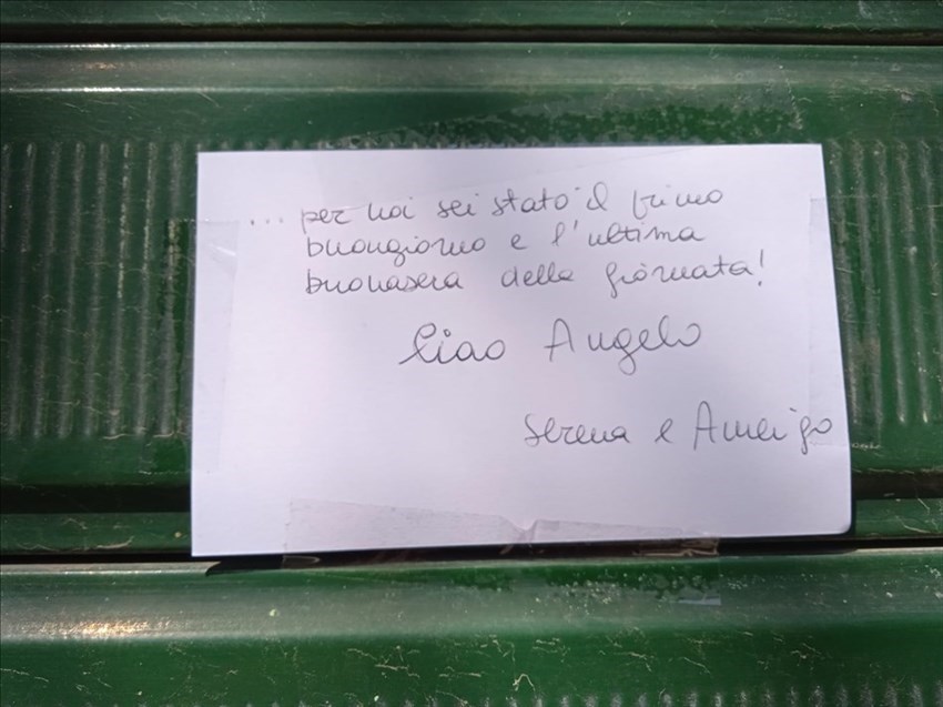 I messaggi per Angelo sul bandone del suo negozio