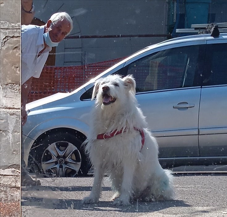 Angelo fuori dal suo negozio