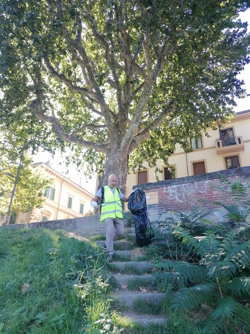 Giovanni mentre scende sul greto dell'Arno