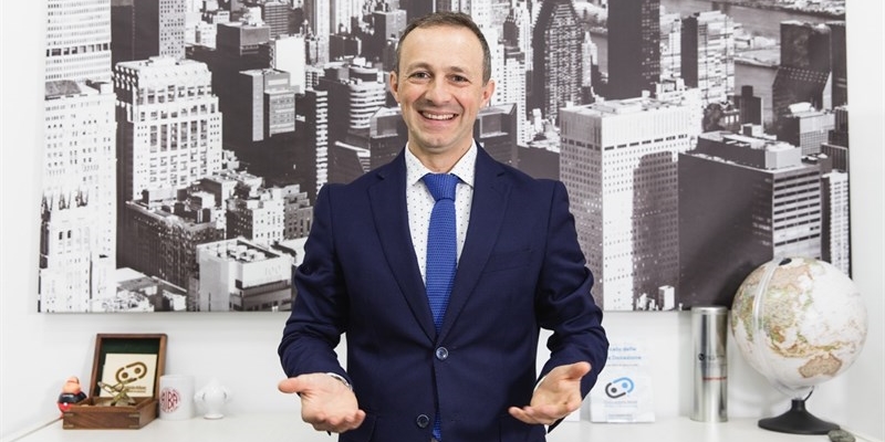 Antonio Arbore mentre spiega la genesi del suo saggio.