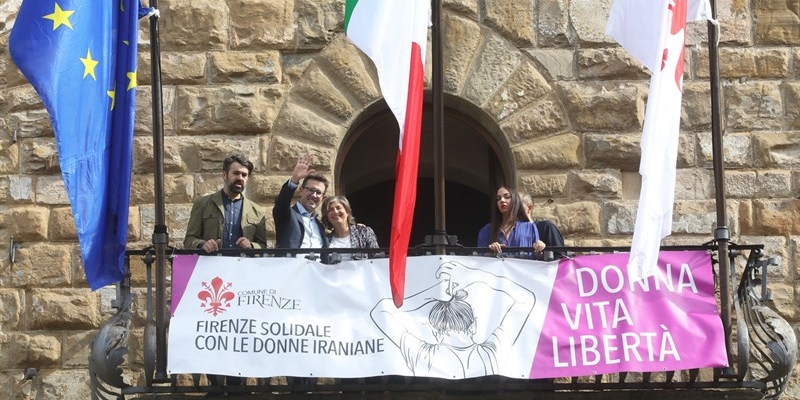 Lo striscione apparso a Palazzo Vecchio