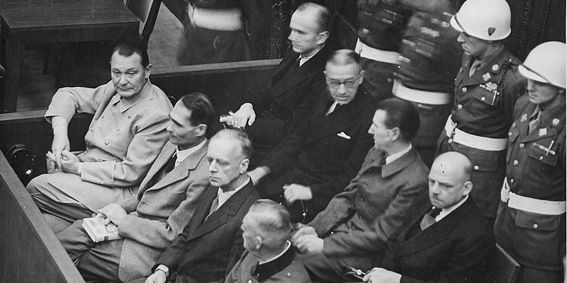 1946, gli imputati alla sbarra. In prima fila, da sinistra: Göring, Hess, von Ribbentrop e Keitel. In seconda fila, da sinistra: Dönitz, Raeder, Schirach e Sauckel.